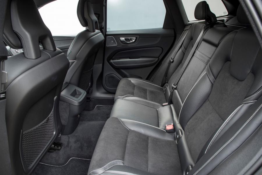 Интерьер Volvo XC60 D5 R-Deisgn 2017 года  (UK) (фото 13 из 82)
